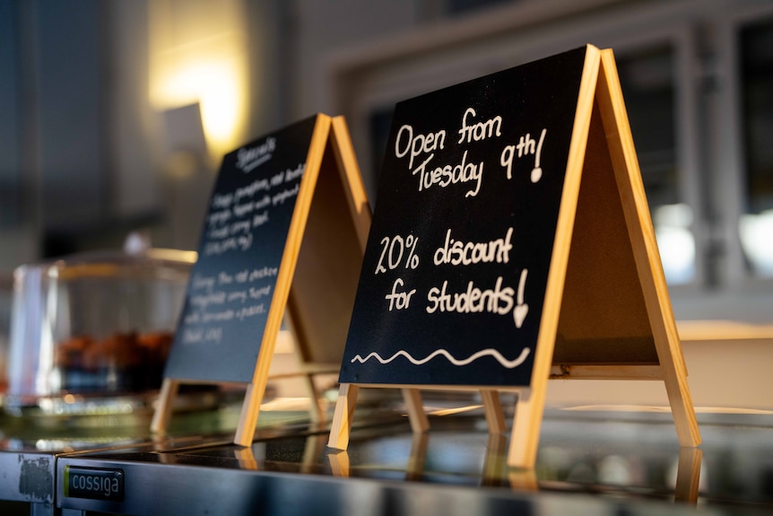 Student 20% off discount sign at a cafe