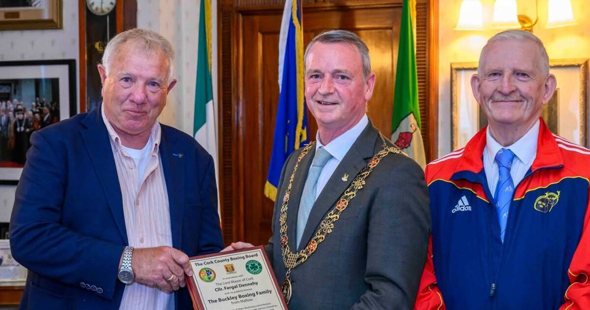 Lord Mayor honours the famous boxing Buckley family from Mallow in City Hall with a reception