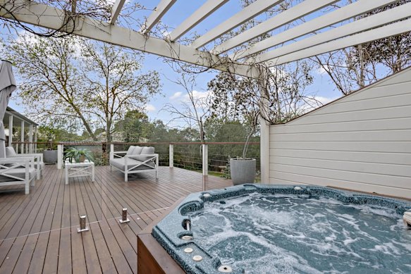 The property featured a deck, complete with spa, overlooking Mount Eliza Regional Park.
