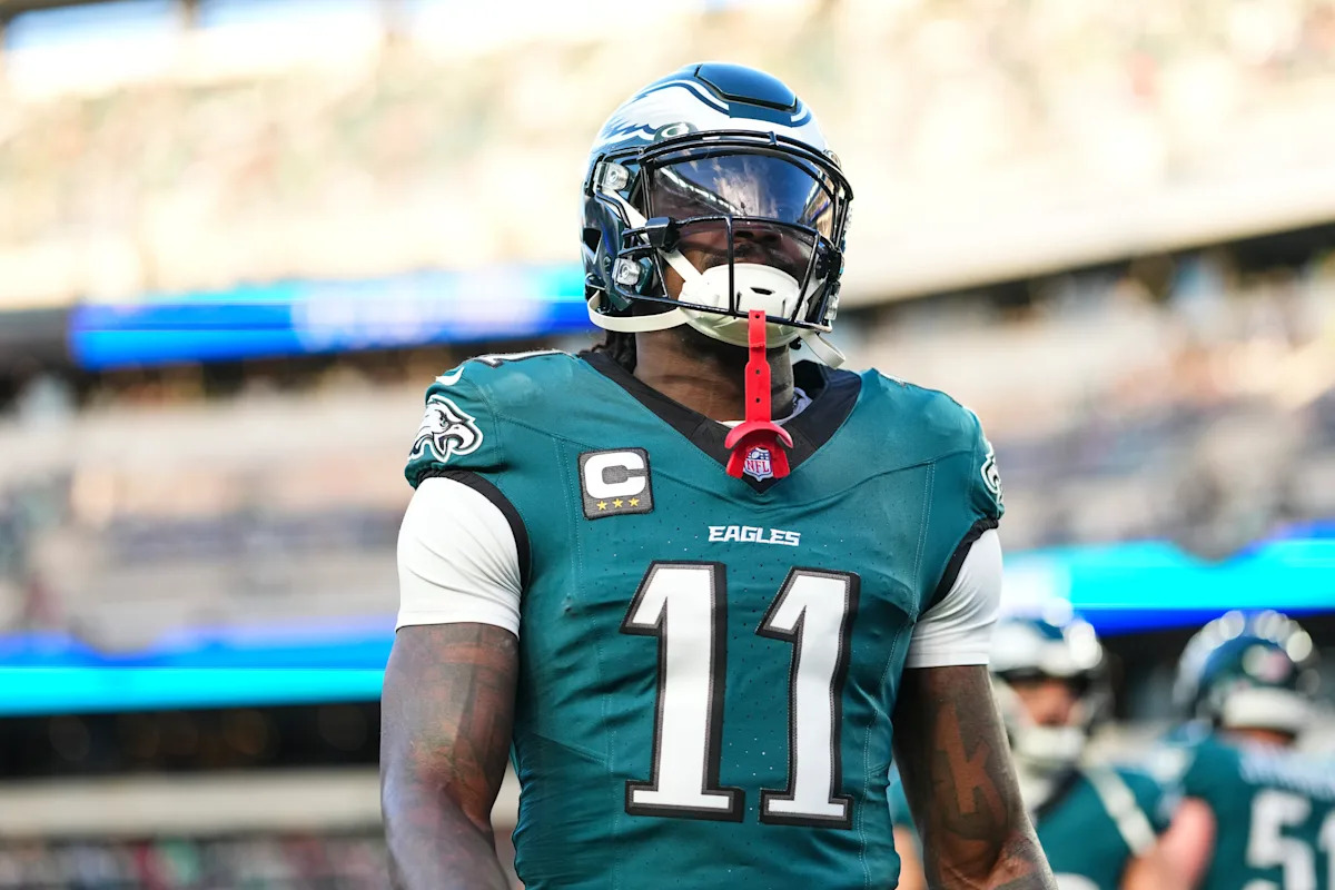 NFL news, live updates: Patriots land A.J. Brown in deal with Eagles, Browns trade Myles Garrett to Rams