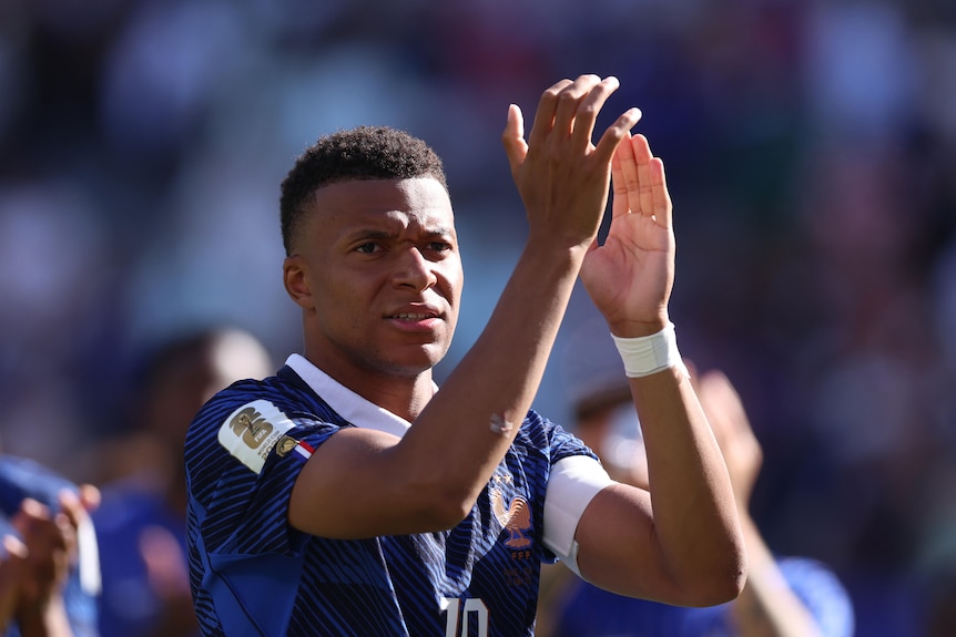 Kylian Mbappé claps