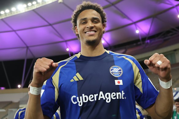 Tete Yengi celebrates an AFC Champions League win with Machida Zelvia.