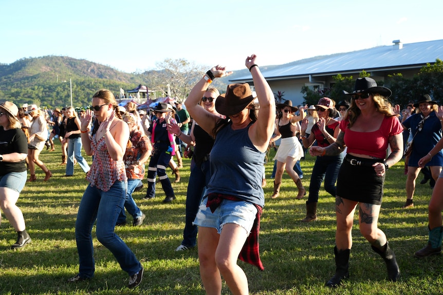 People line danceing.