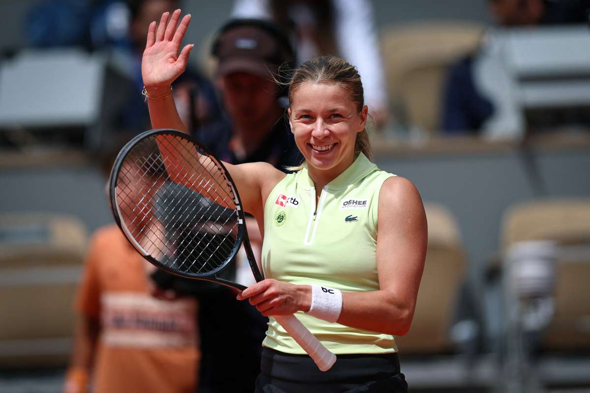 Maja Chwalinska downs Anna Kalinskaya to reach French Open semi-finals