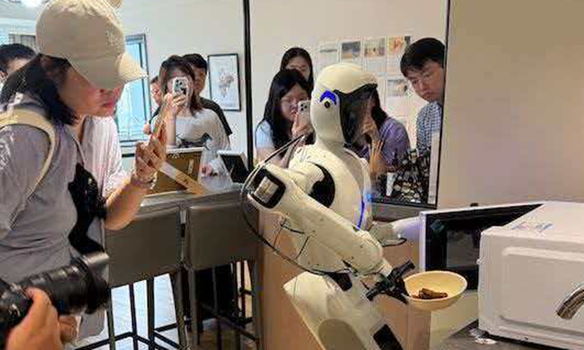 The humanoid household robot SeeLight S1 moves to a counter, picks up and heats fried chicken in a microwave in Wuhan, Central China's Hubei Province. Photo: Courtesy of Zhu Zheng