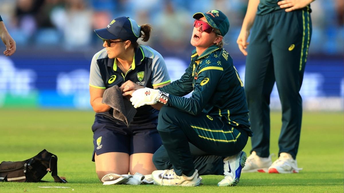 Wicketkeeper Beth Mooney suffers double injury blow in Aussie World Cup win over Pakistan