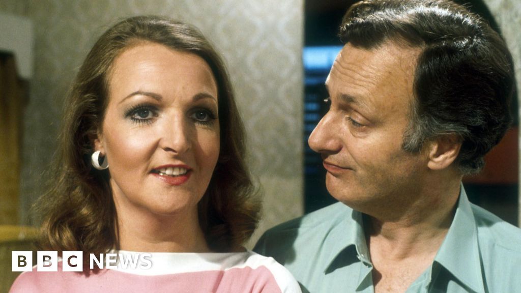 How formidable sitcom star Penelope Keith won the nation's hearts - BBC