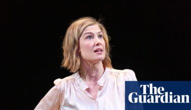Rosamund Pike criticises audience member for texting during West End play | Rosamund Pike