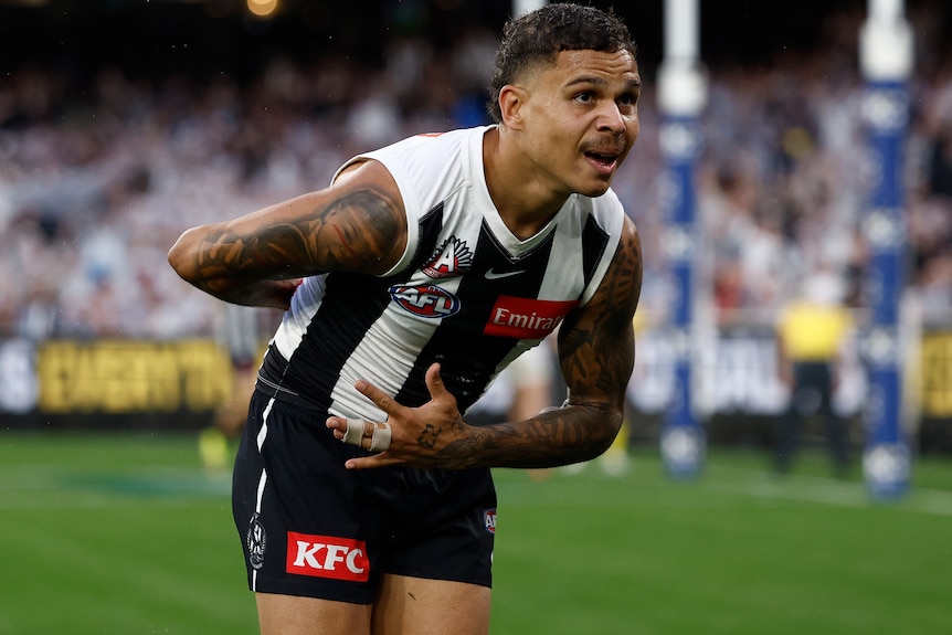 Bobby Hill bows to the MCG crowd during Anzac Day match against Collingwood.