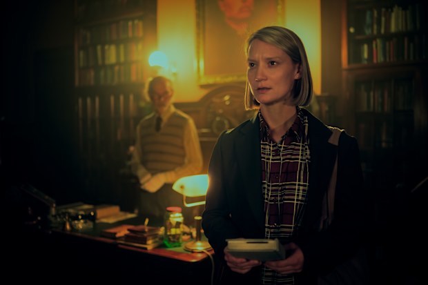 Mia Wasikowska in Stan series The Killings at Parrish Station