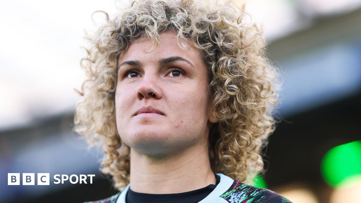 Ellie Kildunne waves while playing for Harlequins