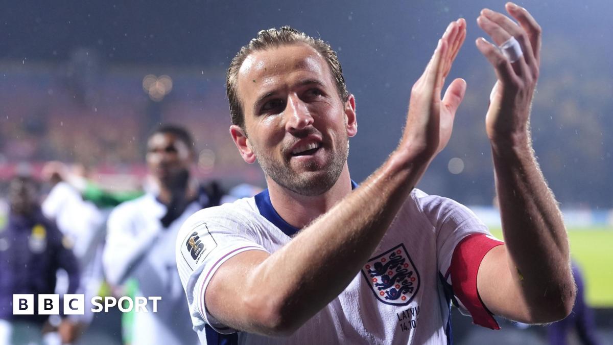 Harry Kane applauding England fans