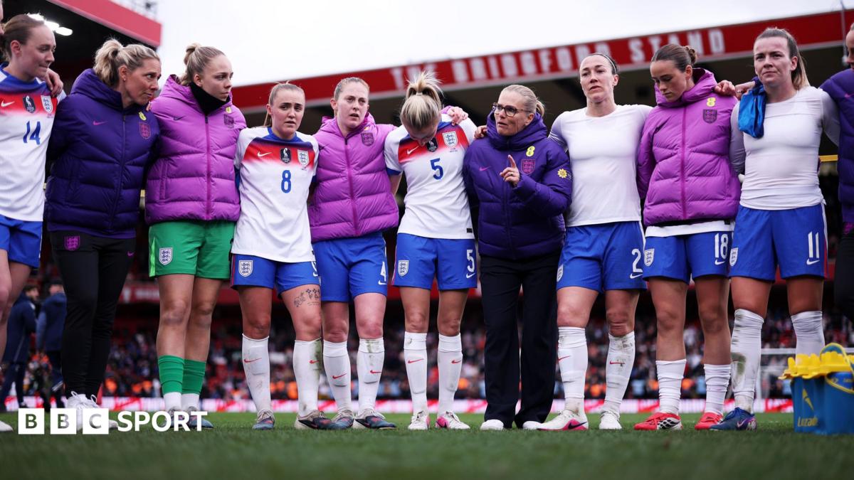Sarina Wiegman in a huddle with England players