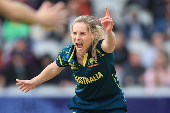 Sophie Molineux appeals successfully for the wicket of South Africa’s Sune Luus.