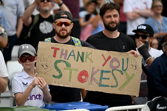 Fans show Stokes their appreciation.