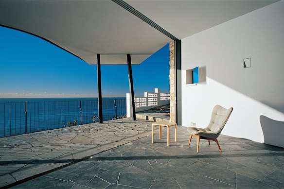 Holman House,  a Durbach Block Jaggers project, has an open-plan living area, which overlooks the ocean.