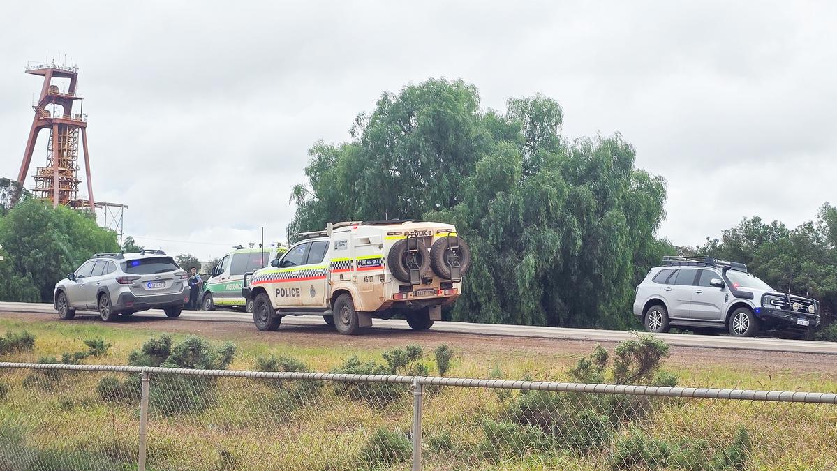 Police investigating after body found on side of Goldfields Highway near Roberts Street in Kalgoorlie-Boulder