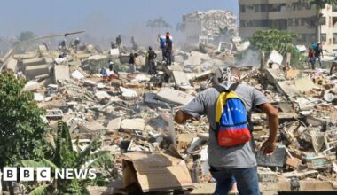 Venezuela earthquakes kill 920 people as families desperate for news - BBC