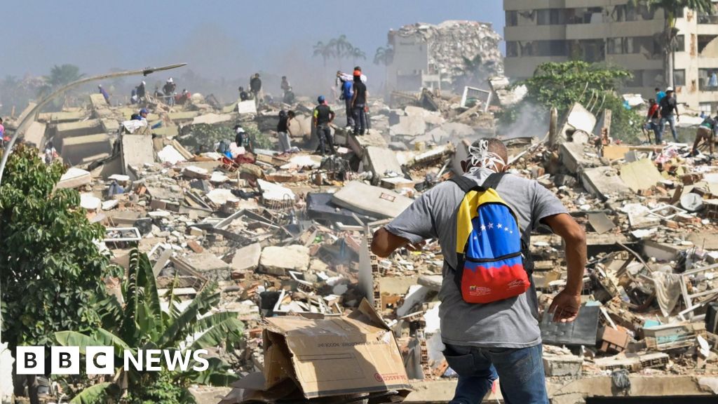 Venezuela earthquakes kill 920 people as families desperate for news - BBC