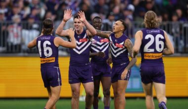 Dockers demolish Suns to go 14 in-a-row