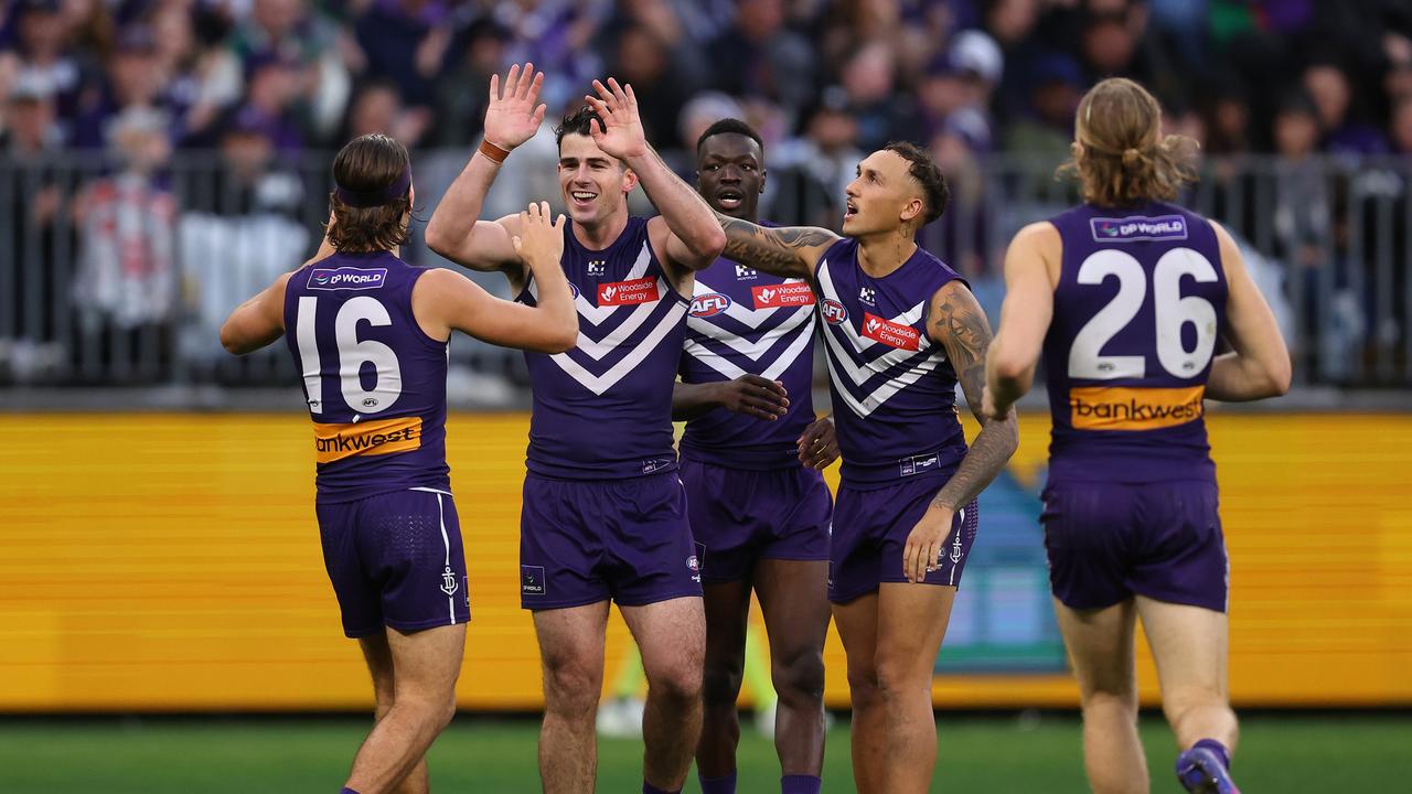 Dockers demolish Suns to go 14 in-a-row