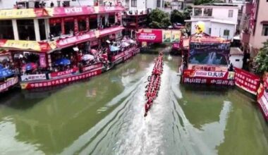 "Water Formula 1" dragon boat drift race in Foshan draws massive crowd