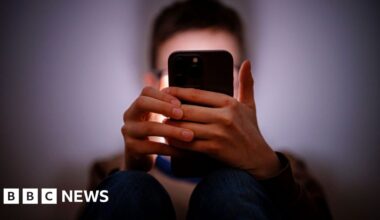 Starmer tells Apple and Google to ban nude images on children's phones - BBC