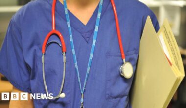 NHS staff should be banned from wearing pro-Palestinian badges, report recommends