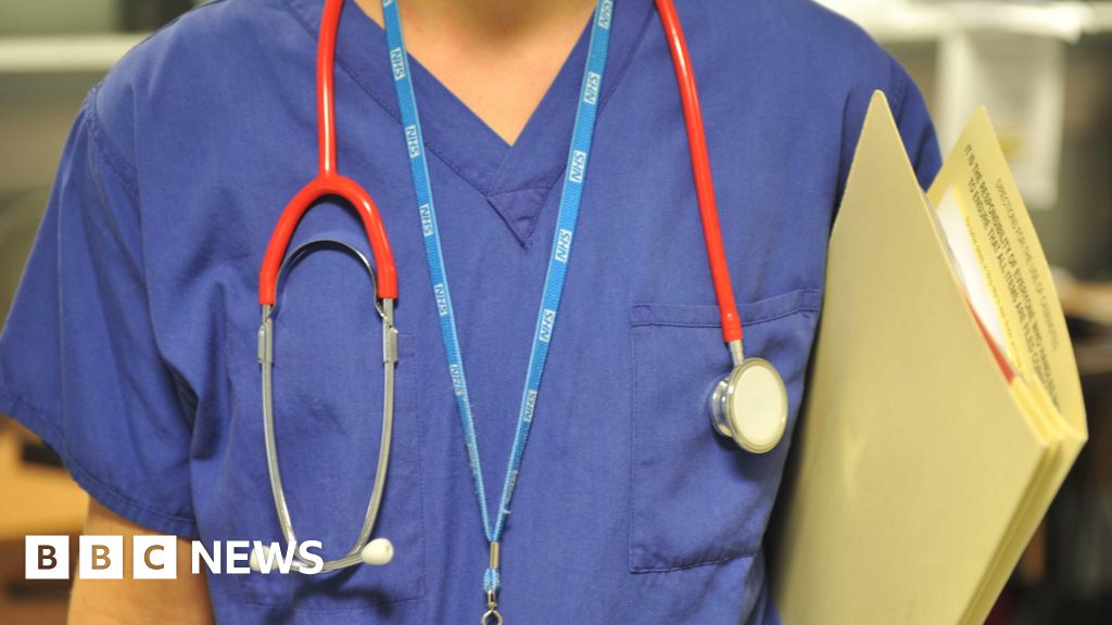 NHS staff should be banned from wearing pro-Palestinian badges, report recommends