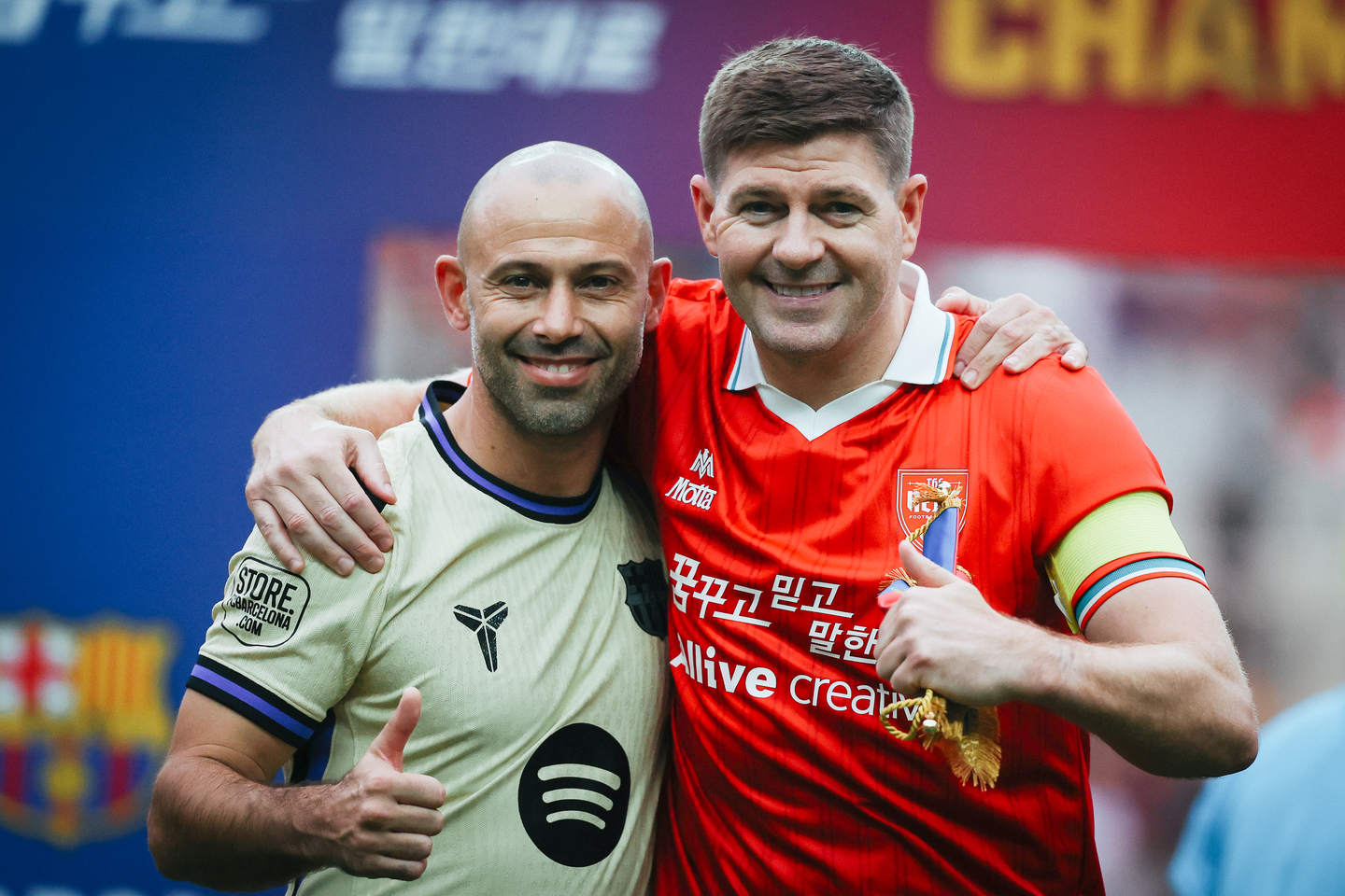 Javier Mascherano of the Barca Legends team poses with The Reds Legends captain-manager Steven Gerrard ahead of the Champions Impact in Seoul 2026 match at Seoul World Cup Stadium in Mapo District, western Seoul, on June 6. [FC BARCELONA]