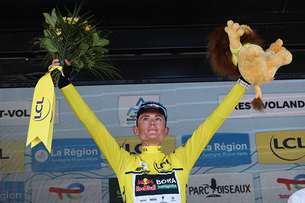 Luke Tuckwell celebrates in the yellow jersey after stage 6 of the Tour Auvergne-Rh&ocirc;ne-Alpes