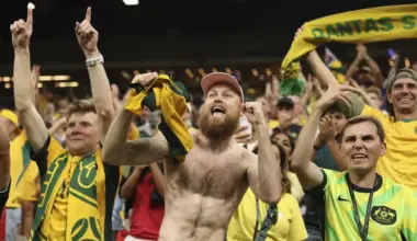 Shoeys in Seattle: Socceroos fans make 'hilarious and insane' MLB baseball visit ahead of US World Cup clash image