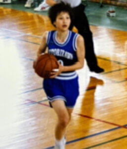 Ayami Sato playing basketball in high school.