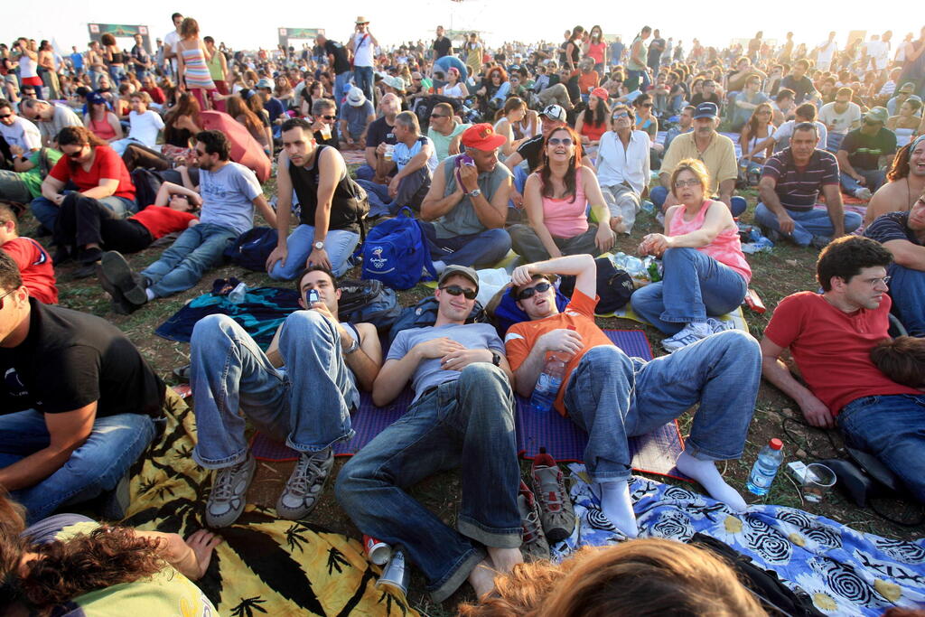 People at Roger Waters’ first, only and, probably last concert in Israel: 20 years ago in a chickpea field near the Jewish-Arab village of Neve Shalom (Photo: Michael Kramer) הקהל בהופעה היחידה של ווטרס בישראל, לפני 20 שנה, ליד הכפר היהודי־ערבי נווה שלום