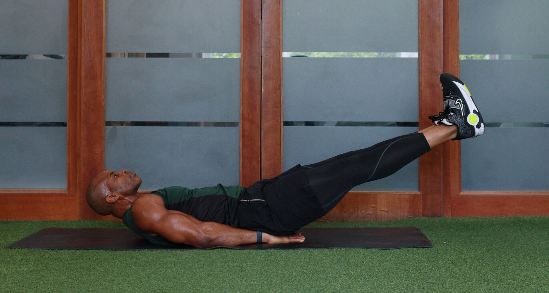 personal trainer on a yoga mat does ab exercise