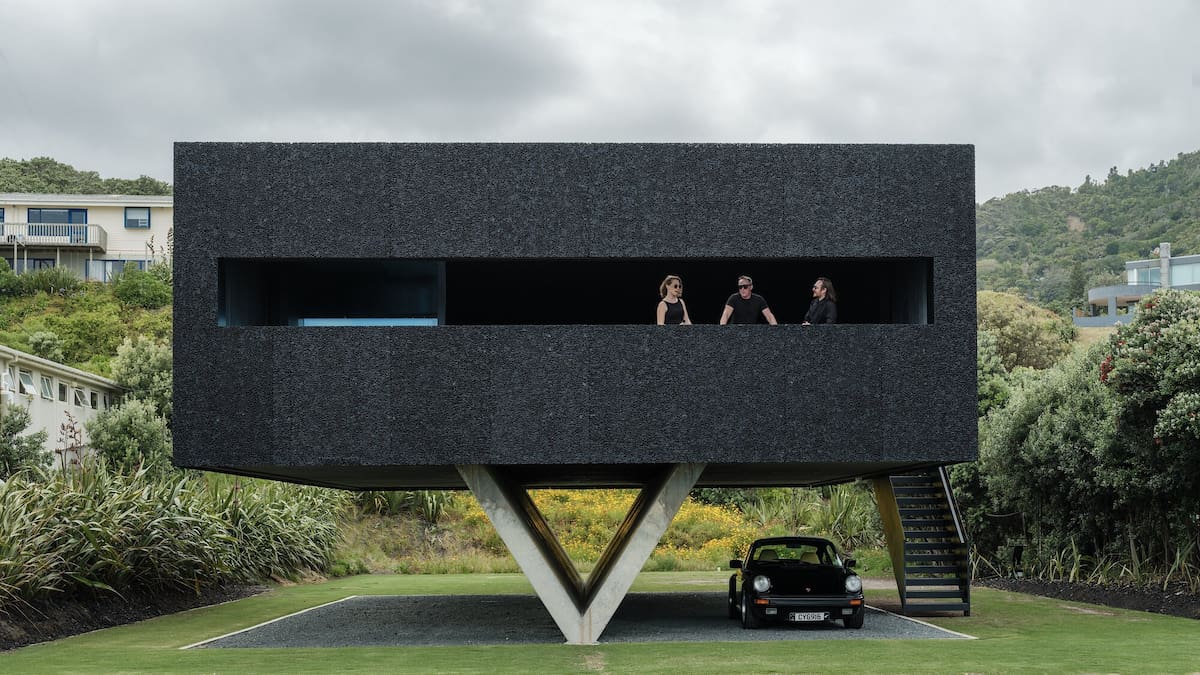 Chris Tate’s award-winning Piha bach redefines coastal living