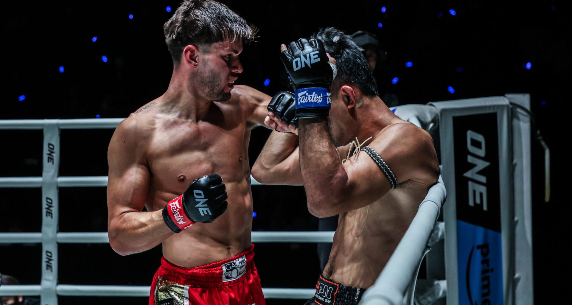 British Muay Thai fighter George Jarvis punches Rungrawee Sitsongpeenong to the head