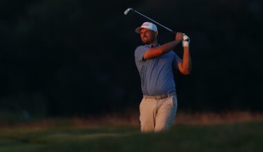 Clark runs hot at fog-hit US Open as Aussies flounder - News