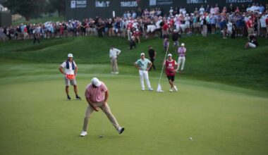 World No.1's clutch putt to force Monday playoff - News