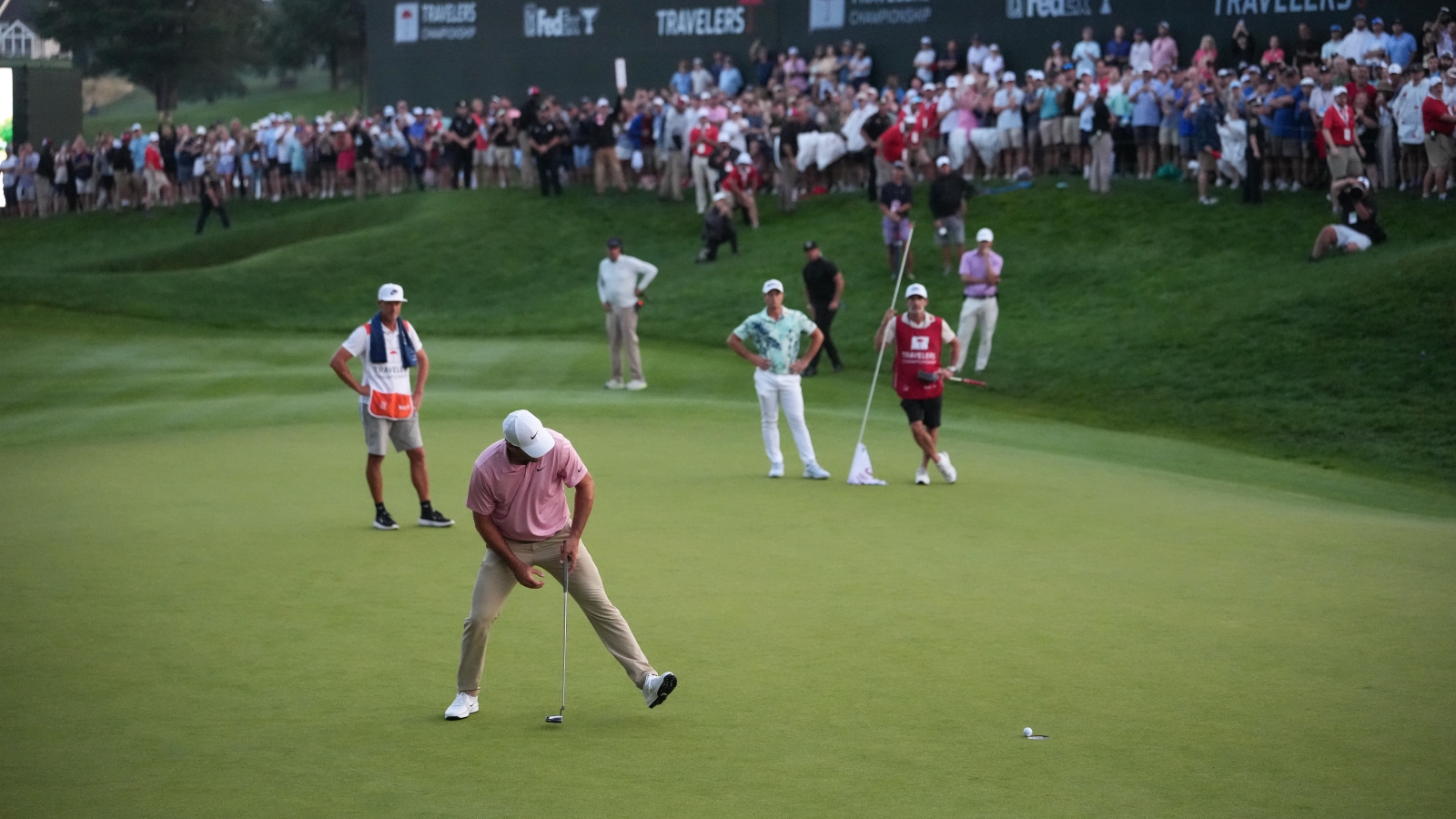 World No.1's clutch putt to force Monday playoff - News