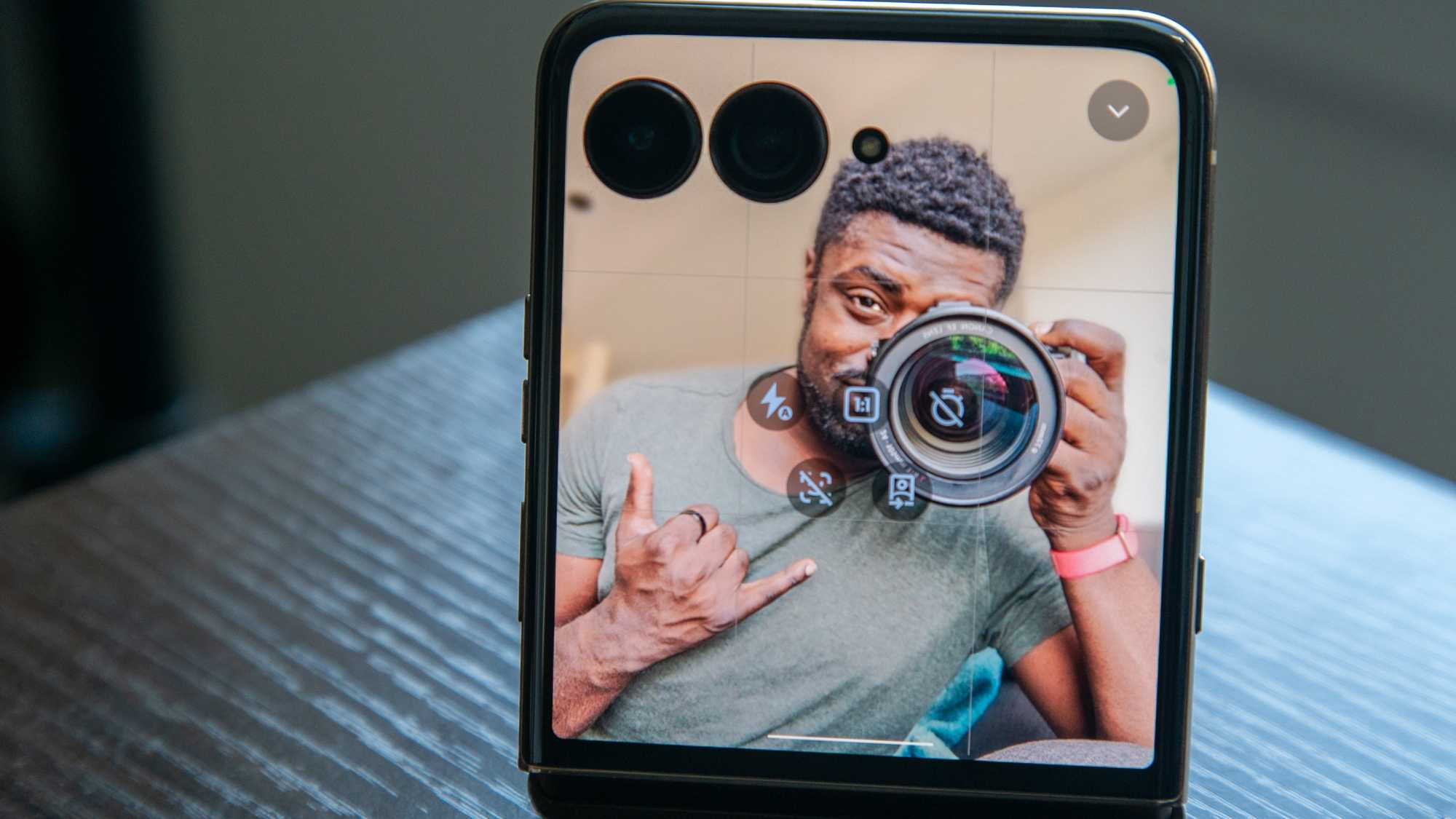 Motorola Razr Ultra 2026 cover screen selfie