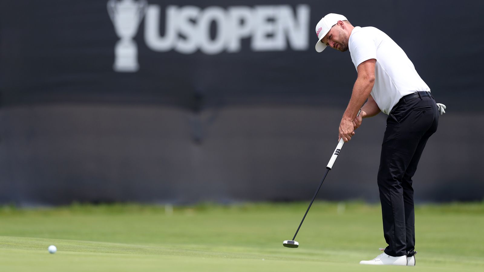 Wyndham Clark hits a putt