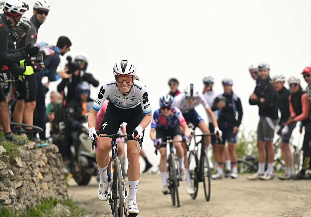 SESTRIERE, ITALY - JUNE 06: Stage winner Demi Vollering of Netherlands and Team FDJ United - SUEZ attacks in the breakaway during the 37th Giro d&amp;apos;Italia Women 2026, Stage 8 a 106km stage from Rivoli to Sestriere 2034m / #UCIWWT / on June 06, 2026 in Sestriere, Italy. (Photo by Luc Claessen/Getty Images)