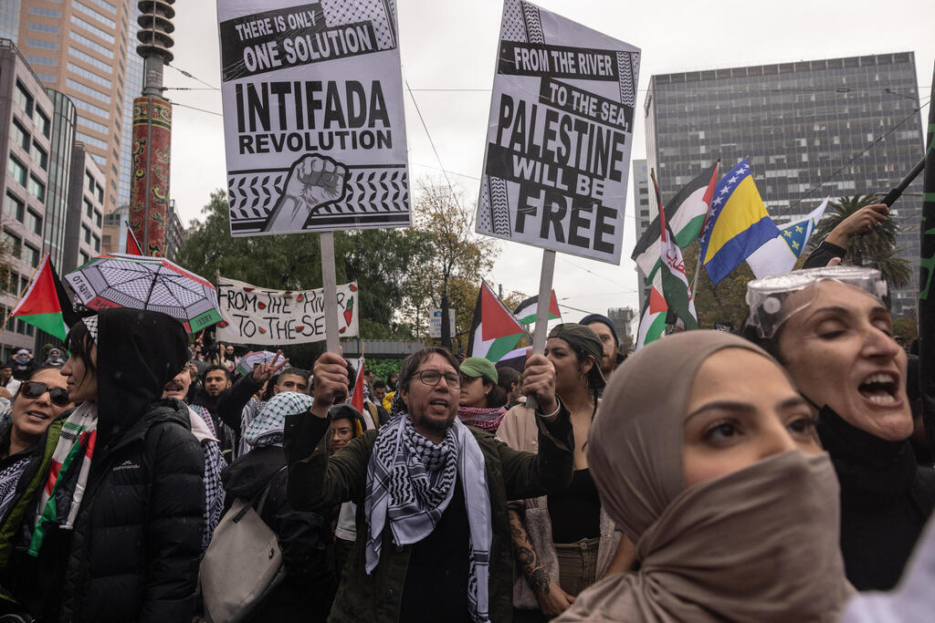 A pro-Palestinian protest in Melbourne with calls for intifada (Photo: Diego Fedele/Getty Images) מחאות פרו-פלסטיניות במלבורן, אוסטרליה