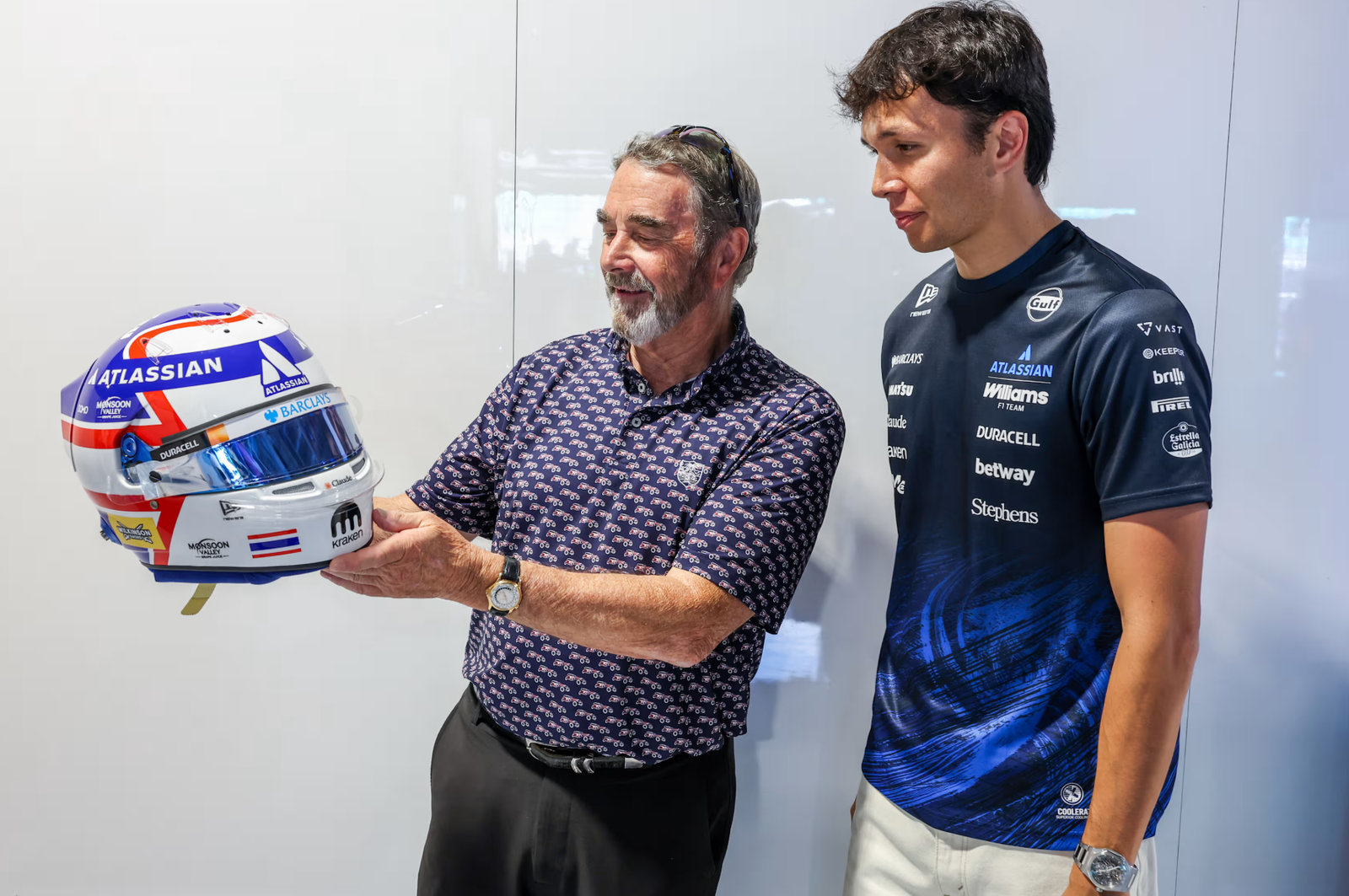 Albon marks Williams milestone with Mansell helmet