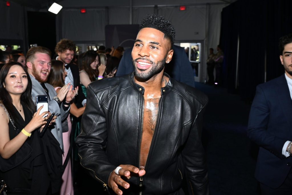 Jason Derulo Falls on Stage During Show But Recovers Like a Pro