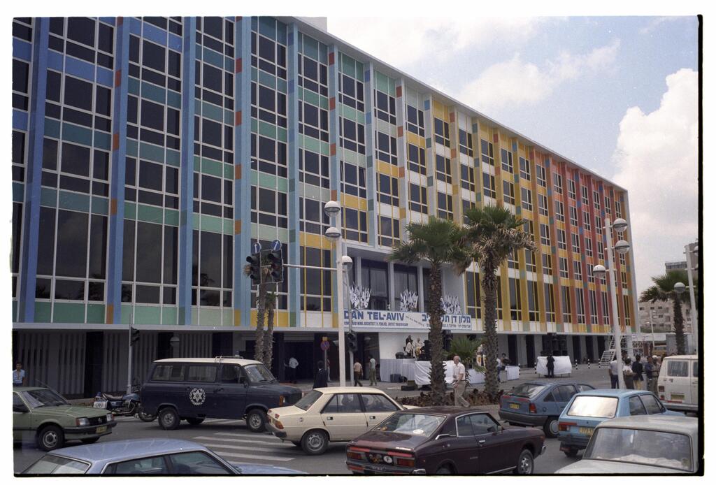 The facade of the Dan Hotel Tel Aviv designed by Yaacov Agam (Photo: David Rubinger) חזית מלון דן, שעיצב יעקב אגם