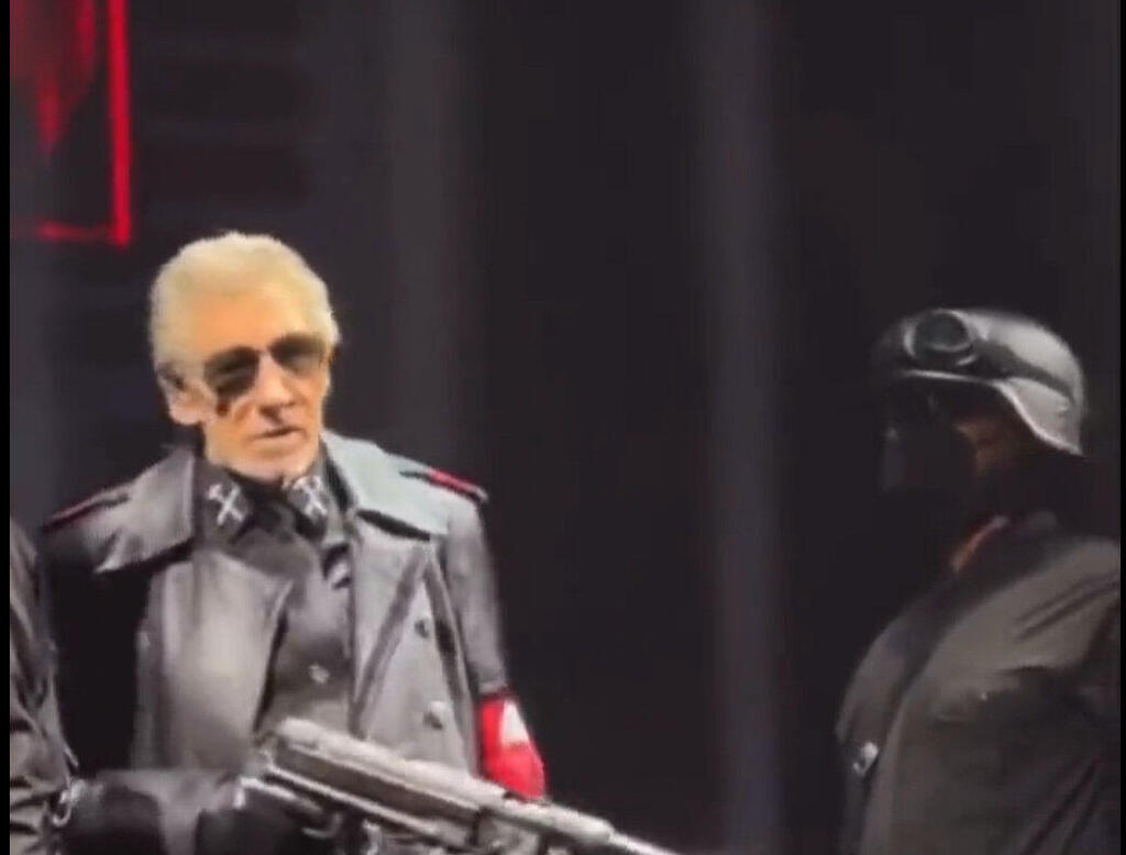 Roger Waters dressed as a Nazi at a concert in Munich, 2023 (Photo: From X social media) רוג'ר ווטרס לבוש כנאצי בהופעה שנערכה במינכן, 2023