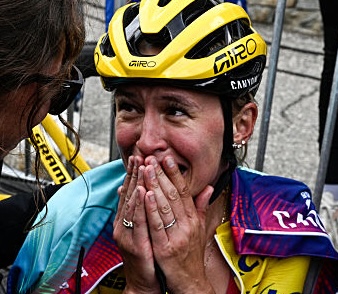 Canyon//SRAM Racing team's Polish rider Katarzyna Niewiadoma reacts as she celebrates after crossing the finish line and winning the third edition of the Women's Tour de France cycling race, after the 8th and last stage of the Tour de France, a 149.9 km between Le Grand Bornand and the Alpe d'Huez, in south-eastern France, on August 18, 2024. (Photo by JULIEN DE ROSA / AFP)