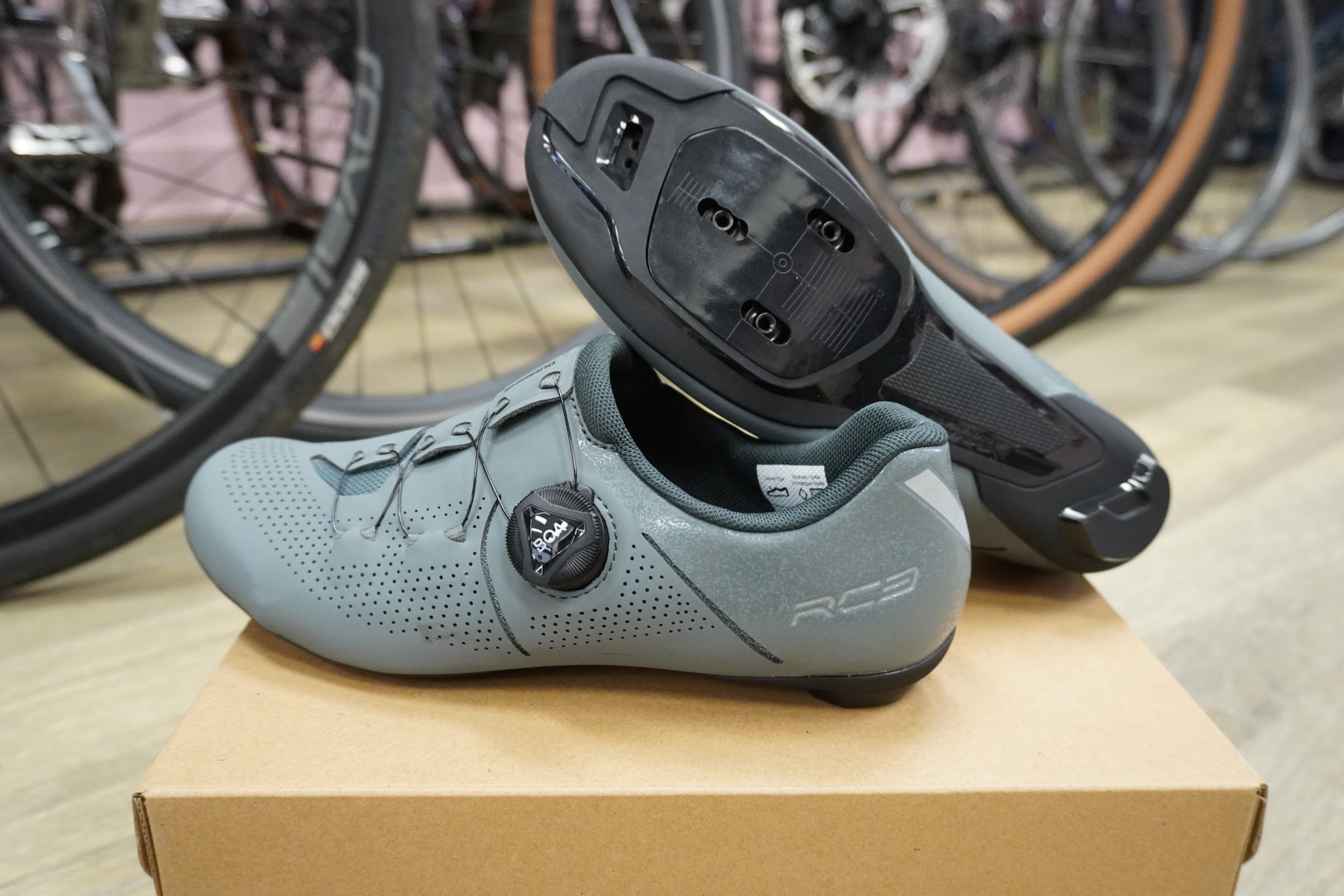 Best budget women’s cycling shoes → Shimano RC302